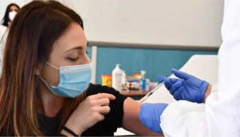 Covid-19: страны ЕС возобновляют внедрение вакцины AstraZeneca