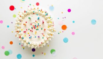 5 вещей, которыми можно украсить ваш праздничный торт и удивить на день рождения близких